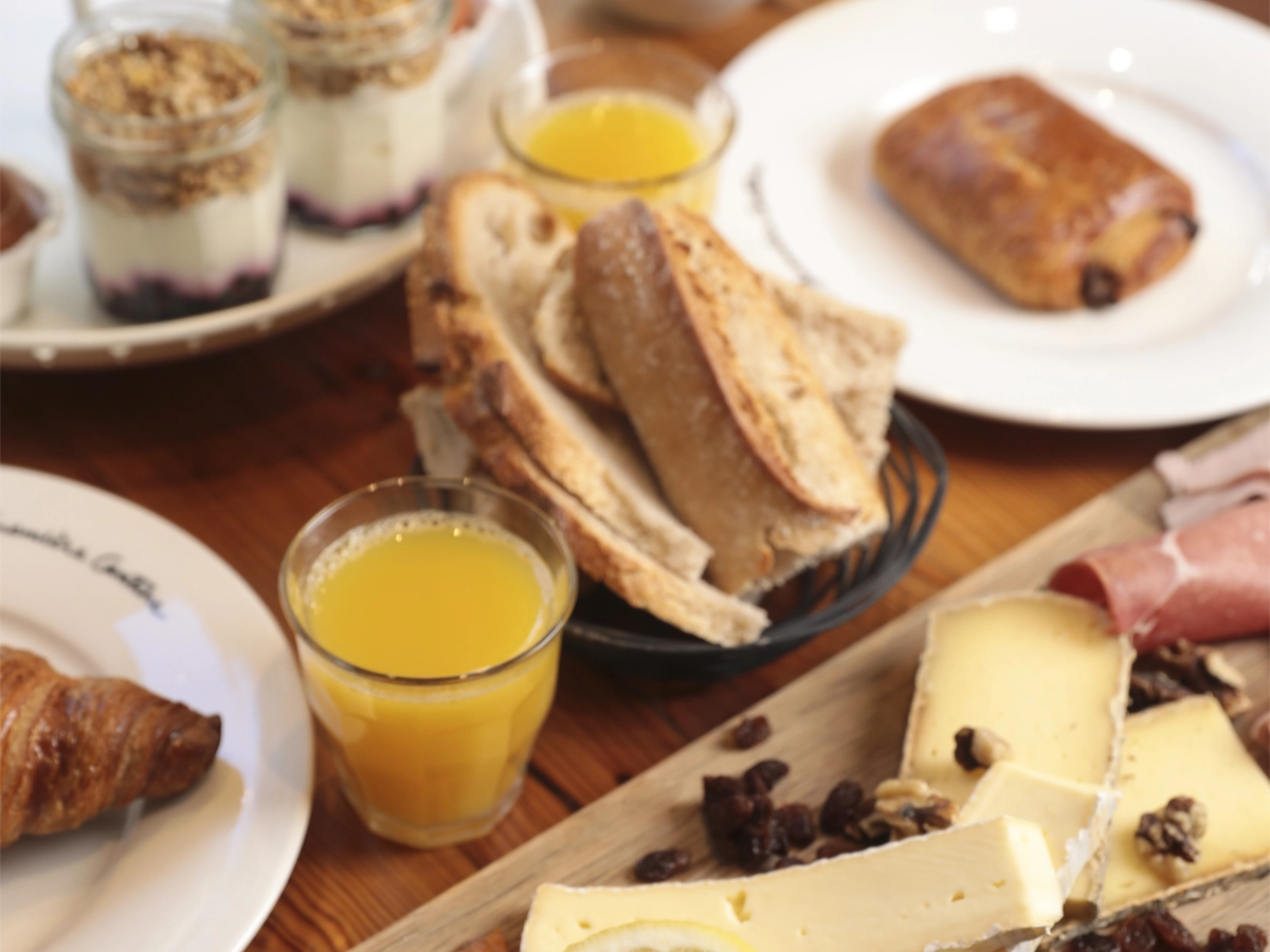 Table de brunch avec produits salés, sucrés et boissons Ma Première Cantine