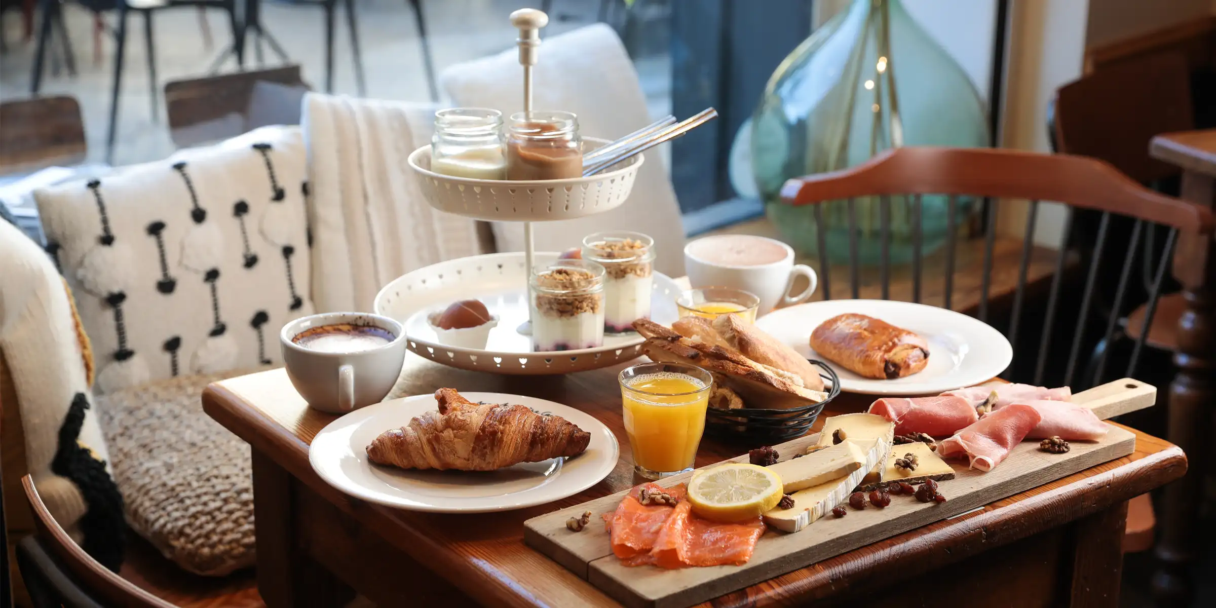 Grande table de brunch conviviale Ma Première Cantine